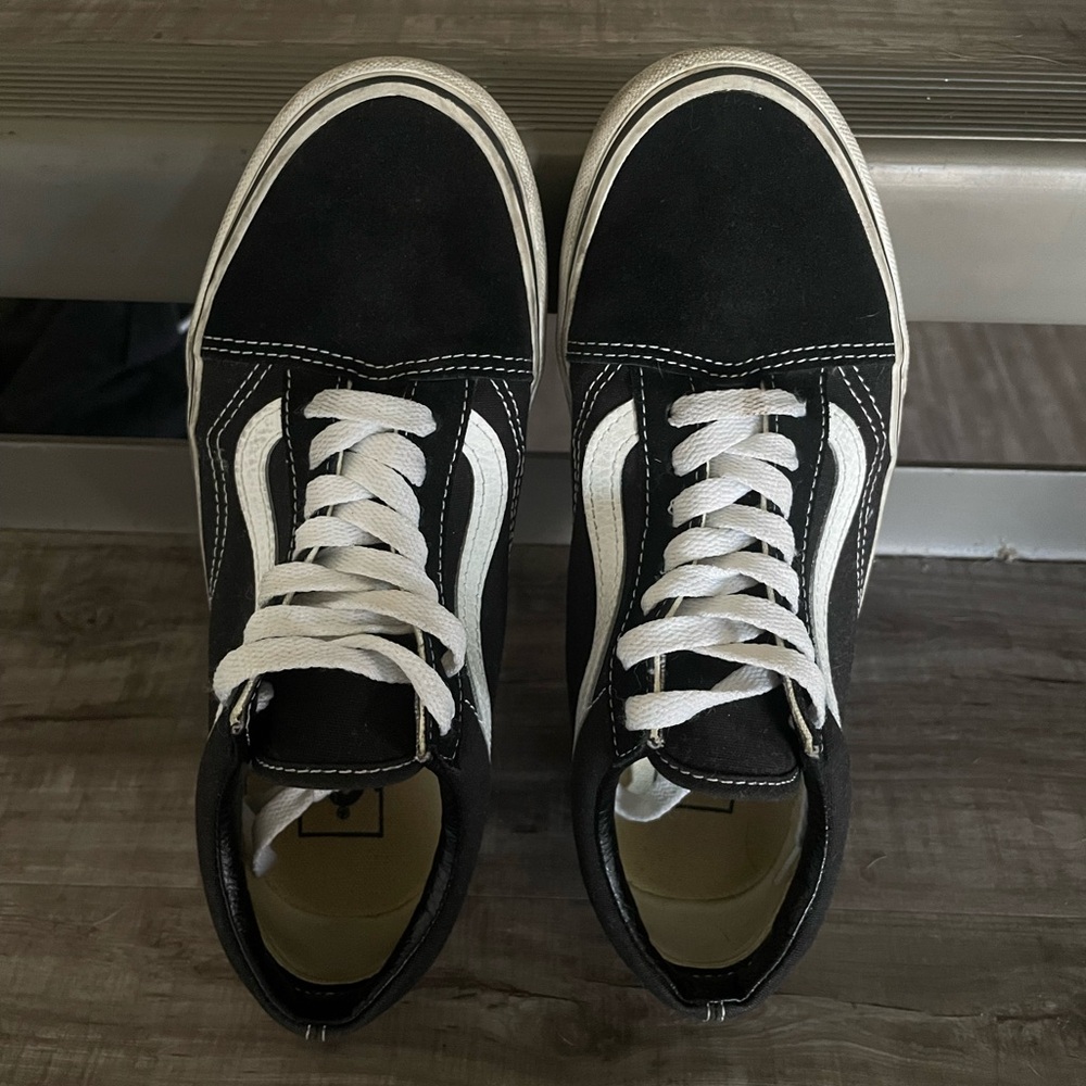 Vans Classic Black & White Lace-up unisex size 6men 7.5women!!
